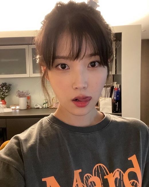 가수 아이유가 19일 자정 신곡 '스트로베리'로 컴백한다. 사진=뉴시스