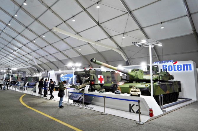 현대자동차그룹 부스에 노르웨이형 K2전차(오른쪽 첫번째)를 비롯해 각종 제품이 전시돼 있다. 사진=현대로템