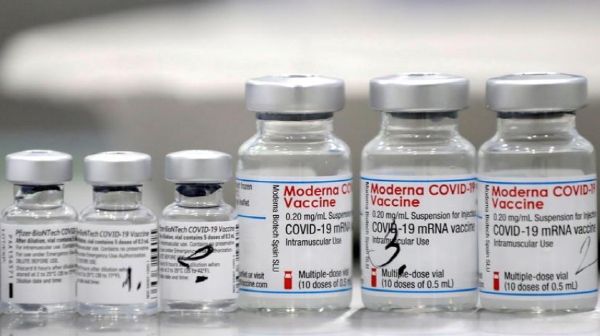 화이자 코로나19 백신(왼쪽)과 모더나 백신. 사진=로이터