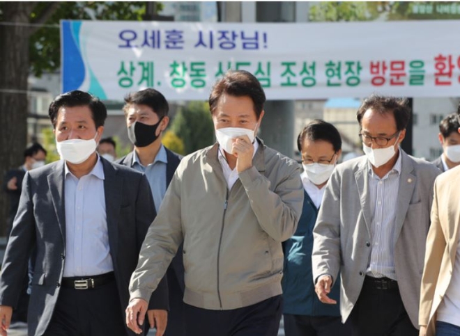 오세훈 서울시장이 지난 13일 서울 노원구 상계교교차로에서 '동북권 제4도심 개발 구성안'의 설명을 들은 뒤 서울시 관계자들과 이동하고 있다. 사진=뉴시스