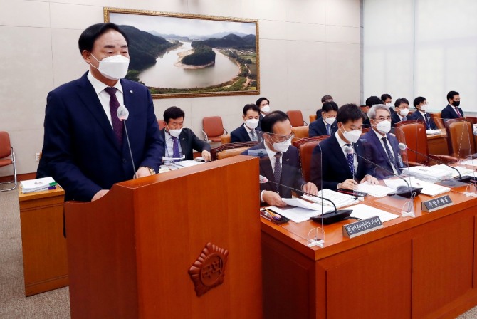 19일 서울 여의도 국회에서 열린 농림축산식품해양수산위원회의 수산업협동조합중앙회, 한국해양진흥공사 등에 대한 국정감사에서 임준택 수산업협동조합중앙회 회장이 업무보고를 하고 있다. 사진=뉴시스