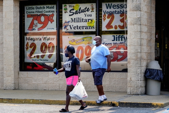 미국 조지아주 콜럼버스의 피글리 위글리 슈퍼마켓에서 쇼핑객들이 떠나고 있는 모습. 사진=로이터