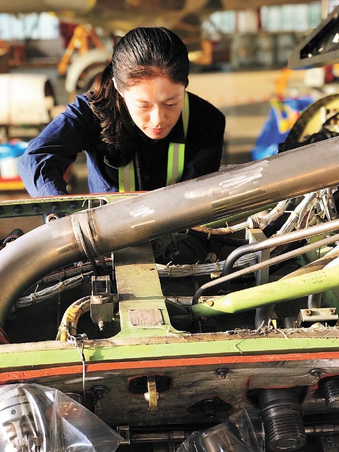 Guo Wei repairs an aircraft.  DT News