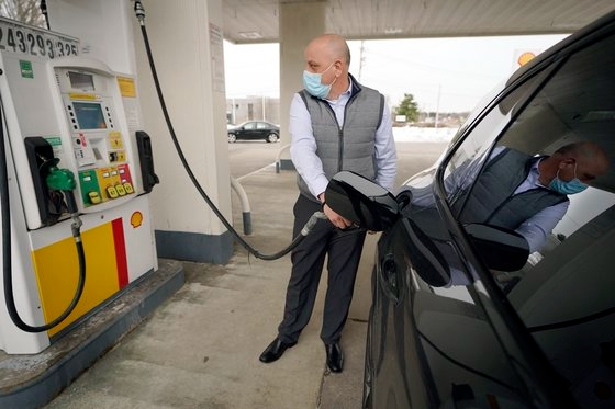 미국의 한 운전사가 주유소에서 자신의 자동차에 휘발유를 넣고 있는 장면. 사진=AP/뉴시스