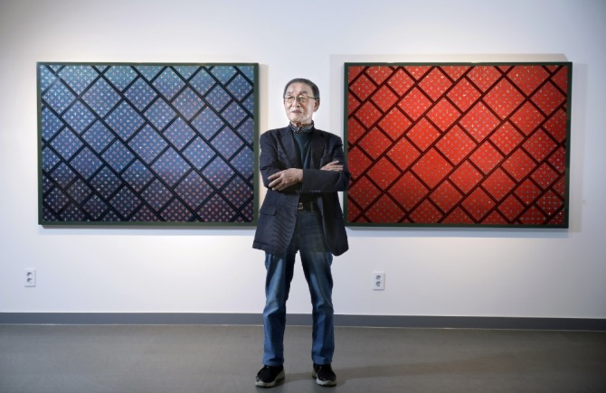 옻칠회화 작품 앞에 선 김성수 통영옻칠미술관 관장. 사진=통영옻칠미술관