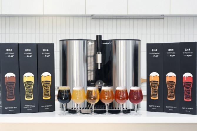 LG전자가 수제맥주제조기 `LG 홈브루`로 즐길 수 있는 맥주 종류를 늘린다.  사진 왼쪽부터 흑맥주(Stout), 밀맥주(Wheat), 필스너(Pilsner), 페일 에일(Pale Ale), 인디아 페일 에일(India Pale Ale, IPA), 레드 에일(Red Ale) 캡슐 패키지. 사진=LG전자