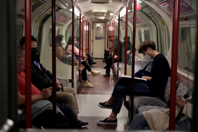 영국 런던 지하철 안의 승객들이 마스크를 쓰고 있다. 사진=뉴시스