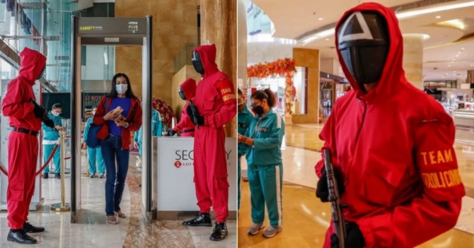 인도네시아 자카르타 롯데쇼핑 애비뉴에서 보안요원들이 오징어 게임 경비원 복장으로 쇼핑객들을 맞아 눈길을 끌고 있다.