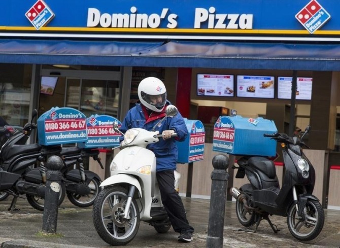 지난 2013년 8월 19일(현지시간) 독일 베를린 시내의 도미노피자 매장에서 배달 기사가 피자를 싣고 출발하고 있다. 사진=로이터