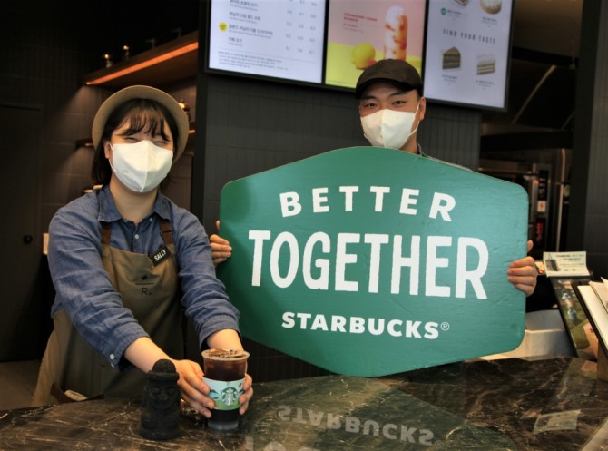 스타벅스가 올해 말까지 제주 지역 전 매장에서 일회용컵을 없애고 다회용컵 이용을 확대한다. 사진=스타벅스