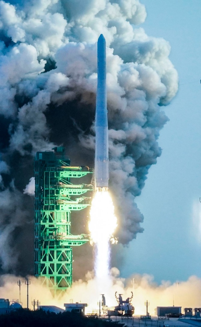 21일 오후 전남 고흥 나로우주센터 연구동에서 한국형 발사체 '누리호(KSLV-2)'가 발사되고 있다. 사진=뉴시스