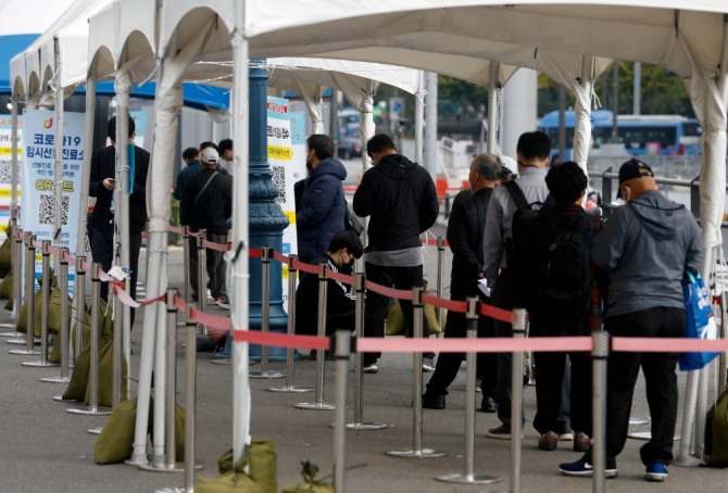 서울역 임시선별검사소에서 코로나19 검사를 기다리는 시민들의 모습. 사진=뉴시스