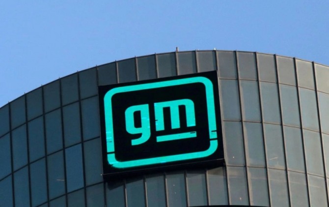 미국 미시간주 디트로이트에 있는 제너럴 모터스 본사 정면의 GM 새 로고. 사진=로이터