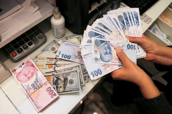터키 앙카라의 한 외환거래인이 터키 리라화 지폐를 계산하고 있는 모습. 사진=로이터