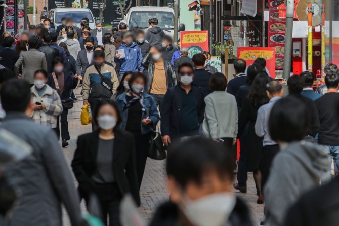 거리두기 속 서울 시내 한 식당가의 모습. 사진=뉴시스