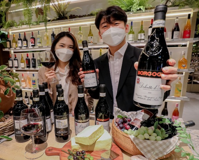 현대백화점은 오는 31일까지 총 70억 원 규모의 와인박람회를 백화점 식품관에서 연다. 사진=현대백화점