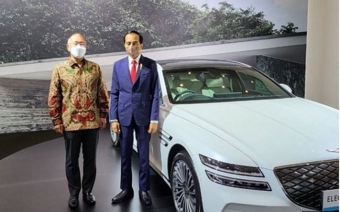 2022 G20 정상회담 의전차량으로 낙점된 제네시스 G80 전기차 앞에서 현대차 정의선 회장(왼쪽)과 인도네시아 조코 위도도 대통령이 포즈를 취하고 있다.