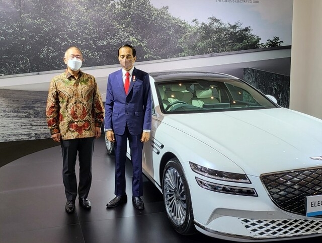 정의선(왼쪽) 회장이 조코 위도도 인도네시아 대통령과 G80 전동화 모델 앞에서 기념 촬영을 하고 있다. 사진=현대차그룹