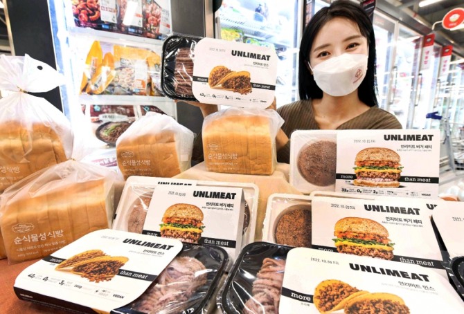 홈플러스 베이커리 브랜드 '몽블랑제'는 오는 28일 식물성 재료로만 만든 채식 맞춤형 식빵인 '순식물성 식빵'을 출시한다. 사진=홈플러스