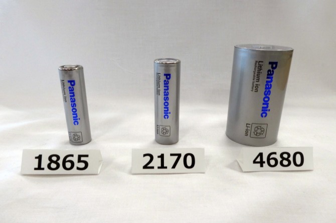 파나소닉이 25일(현지시간) 발표한 ‘테슬라 4680 배터리’ 양산 시제품(맨 오른쪽). 종전의 테슬라 배터리 타입보다 월등히 큰 규격이다. 사진=파나소닉