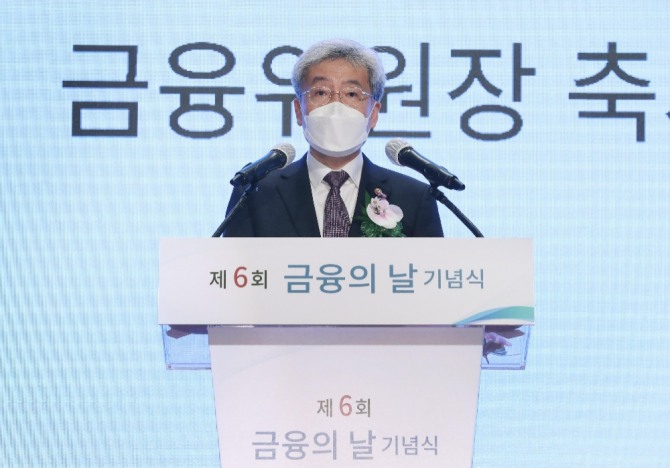고승범 금융위원장이 26일 서울 명동 포스트타워에서 열린 제6회 금융의날 기념식에 참석해 축사를 하고 있다. 사진=뉴시스