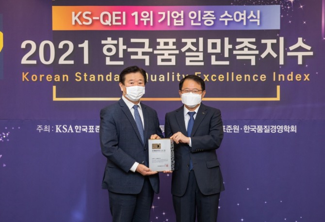 에몬스가구가 '2021 한국품질만족지수'에서 가정용가구 부문 1위 기업으로 뽑혔다. 김경수 에몬스가구 회장(왼쪽)이 강명수 한국표준협회 회장으로부터 인증패를 받고 있다. 사진=에몬스가구