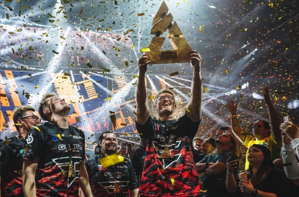 '카운터 스트라이크: 글로벌 오펜시브' 프로 대회 '2019 블라스트: 시리즈 마이애미'에서 우승컵을 차지한 페이즈 클랜. 사진=블라스트