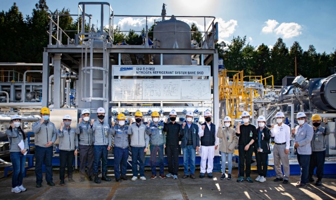 대우조선해양, 한국가스공사 관계자들이 25일 대우조선해양 에너지시스템 실험센터에서 열린 NRS 설비 시연회에서 기념촬영을 하고 있다. 사진=대우조선해양