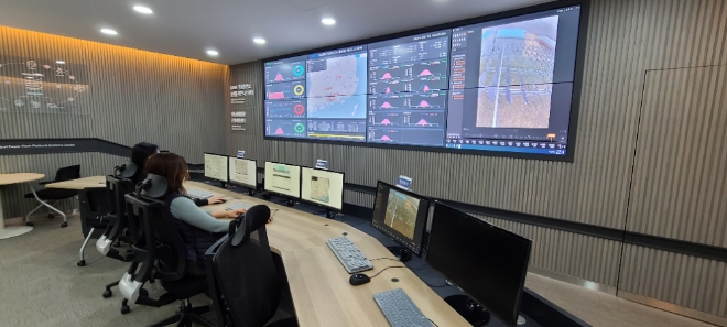 한국남동발전의 KOEN 가상발전소 플랫폼 비즈니스센터에서 관계자들이 통합관제 모니터를 살펴보고 있다. 사진=한국남동발전 