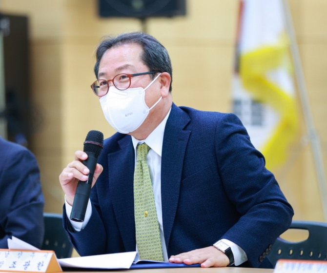 조광한 남양주시장이 관내 농·축협과‘두 번째 옷장’ 운영 업무 체결 협약식에서 인사 말을 하고 있다 (제공/남양주시)