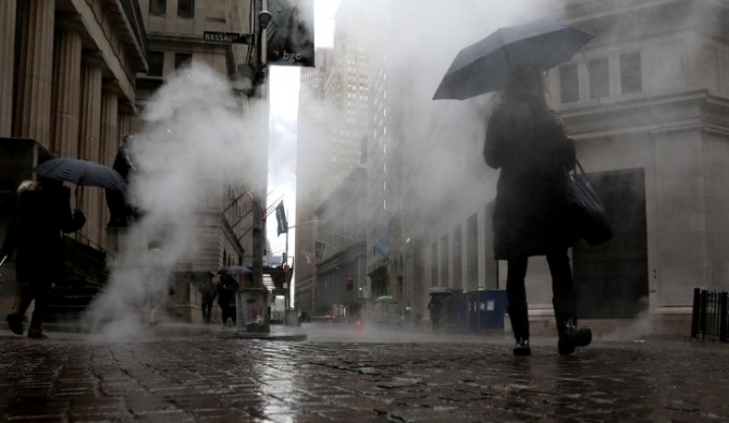 뉴욕 월스트리트에 비가 내린다. 월스트리트는 지금 스태그플레이션 논쟁이 한창이다. 사진=로이터