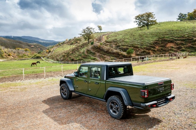 지프가 특별한 초록색을 적용한 지프 글래디에이터 사지 에디션(Jeep Gladiator Sarge Edition)을 25일 출시했다. 사진=지프