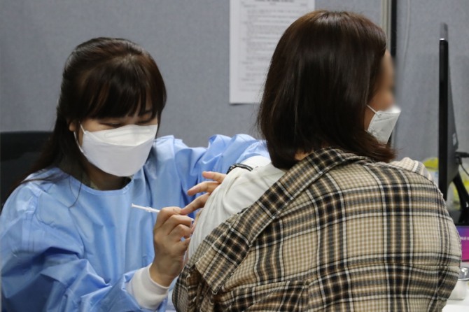 지난 27일 오전 서울 동작구 예방접종센터에서 한 시민이 백신을 맞고 있다. 사진=뉴시스