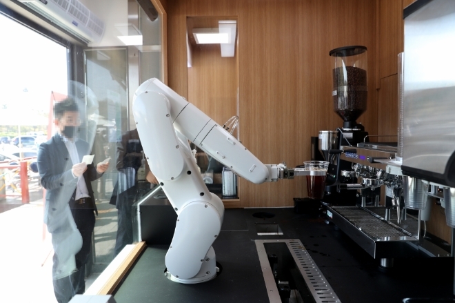 한국도로공사가 고속도로 휴게소에서 운영 중인 커피제조 로봇 모습. 사진=한국도로공사
