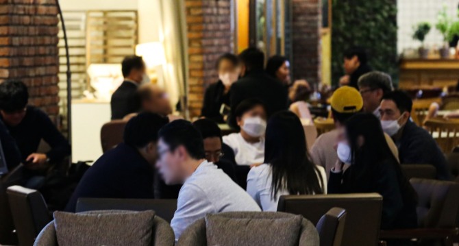 서울 시내 식당가에서 직장인들이 점심을 먹고 있다. 사진=뉴시스