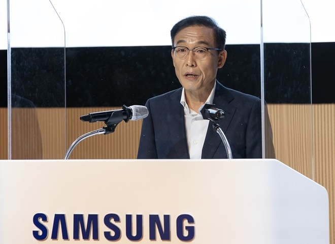 김기남 삼성전자 대표이사 부회장이 1일 경기도 수원 삼성전자 디지털시티에서 열린 삼성전자 창립 52주년 기념식에서 말하고 있다. 사진=삼성전자