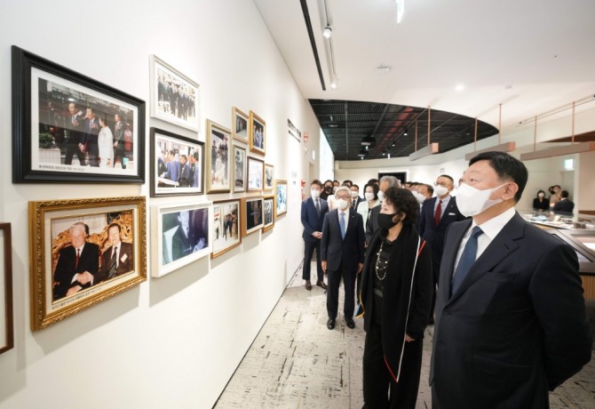 신동빈 롯데그룹 회장이 롯데월드타워 5층에 마련된 '상전 신격호 기념관'을 둘러보고 있다. 사진=롯데지주