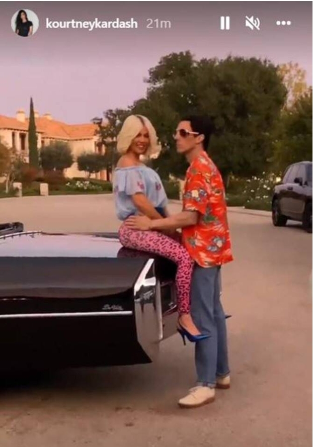 미국 리얼리티 TV 스타 코트니 카다시안이 약혼자 트래비스 바커와 올해 핼로윈 의상으로 1993년 영화 '트루 로맨스' 의상을 완벽 재현했다. 사진=코츠니 카다시안 인스타그램