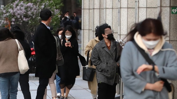 서울 광화문 일대에서 시민들이 퇴근을 하고 있다. 사진=뉴시스