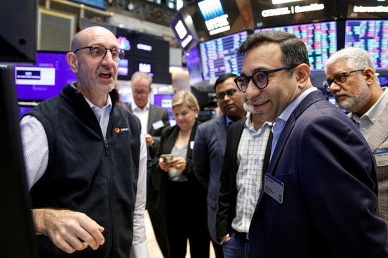 인포매티카 최고경영자(CEO) 아미트 왈리아(왼쪽)가 뉴욕증권거래소(NYSE)에서 열린 IPO에 참석하고 있다. 사진=로이터