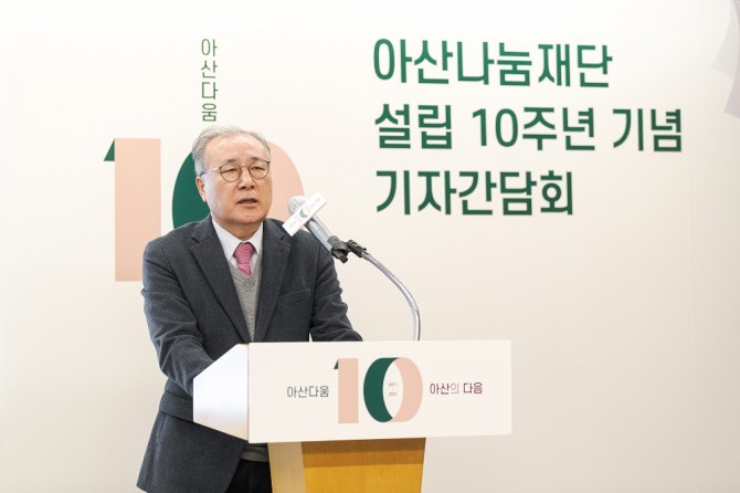 한정화 아산나눔재단 이사장이 기자간담회에 참석해 인사말을 하고 있다. 사진=아산나눔재단