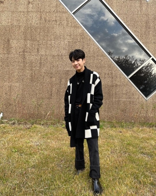 트로트 신동 정동원이 2일 훈남 미소를 짓는 사진으로 근황을 전했다. 사진=인스타그램