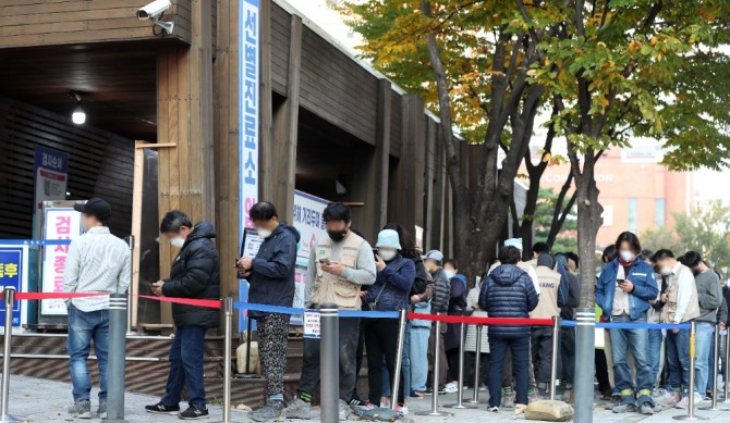 3일 오전 서울 송파구보건소 선별진료소를 찾은 시민들이 코로나19 검사를 하기 위해 서 있다. 사진=뉴시스