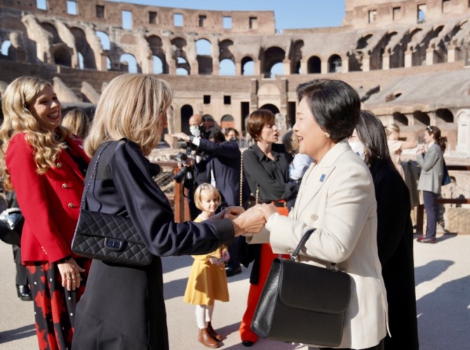 S. Korea first lady Kim Jung-sook(right) is visiting Italy with President Moon Jae-in to attend the G20 summit. Phoo=NEWSIS