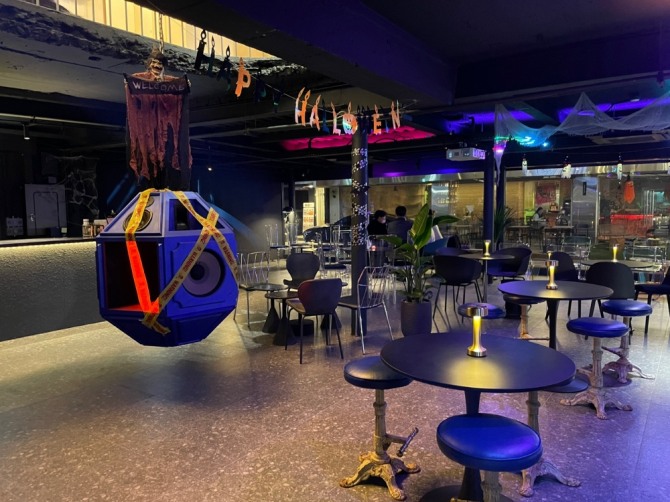 비비안 플래그십 스토어 1층 '카페브이' 내부 모습. 낮에는 카페, 밤에는 샴페인 바로 운영된다. 사진=비비안