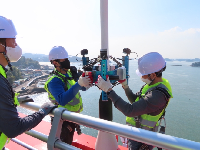 국토안전관리원 관계자들이 경남 하동군 노량대교에서 중소기업 관계자들과 계측장비를 테스트하는 모습. 사진=국토안전관리원 