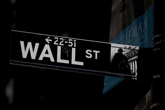 뉴욕증권거래소(NYSE) 근처에 있는 월스트리트 표지판. 사진=로이터