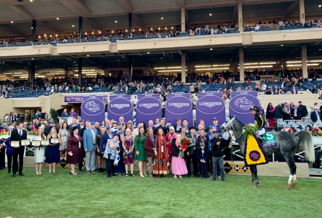 한국마사회 소속 경주마 닉스고가 7일 오전(한국시간) 미국 캘리포니아주 델마르 경마장에서 열린 브리더스컵 클래식에서 우승한 후 기념사진을 찍고 있다. 사진=미국 브리더스컵/한국마사회  
