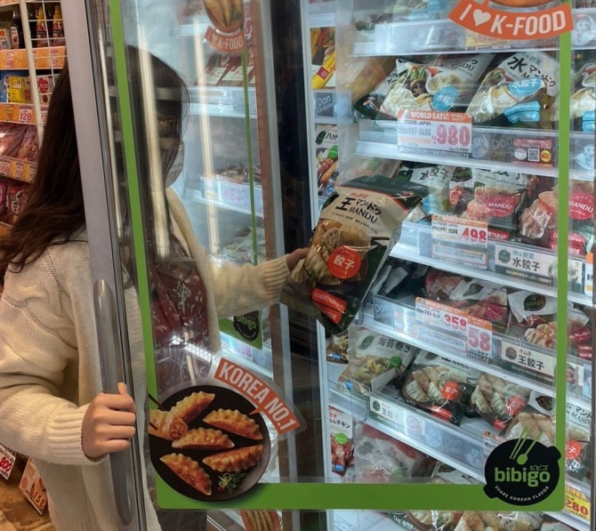 일본 도쿄의 한 대형마트에서 소비자가 비비고 왕만두를 살펴보고 있다. 사진=CJ제일제당