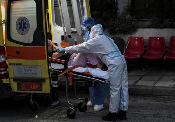 그리스 테살로니키에서 코로나19 신규감염자가 응급차로 병원으로 수송되고 있다. 사진=로이터